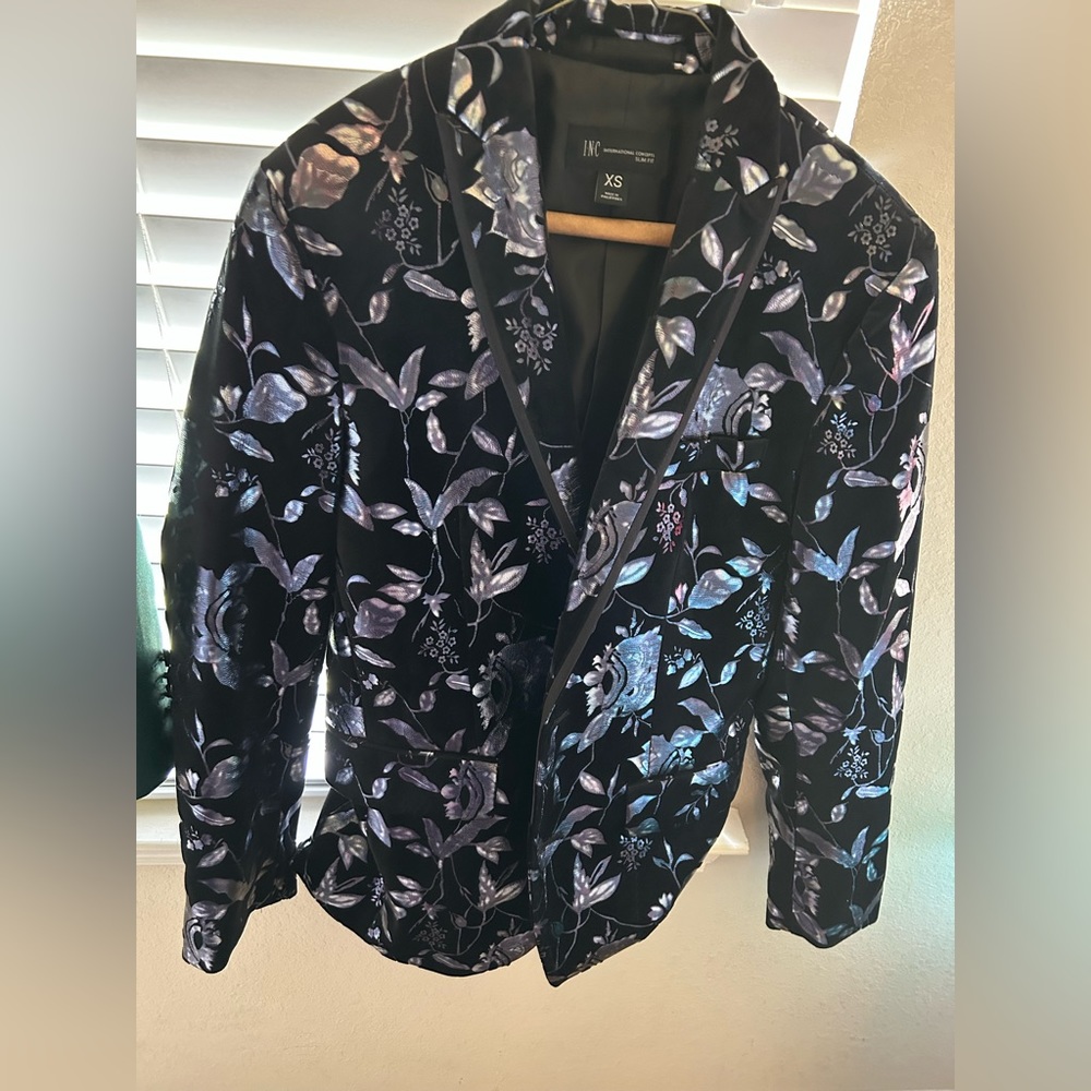 Just in time for prom! Men’s XS INC (Macy’s) black and silver jacket!